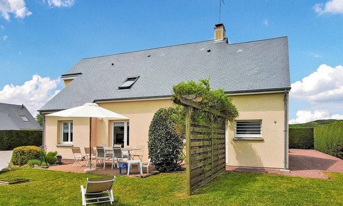 Creances House | Beautiful home in Créances with WiFi