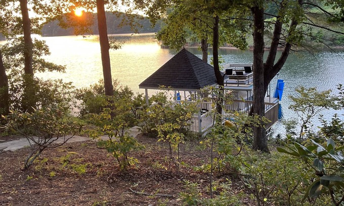 Six Mile House | Beautiful lake front house on Lake Keowee 12 miles from Clemson.