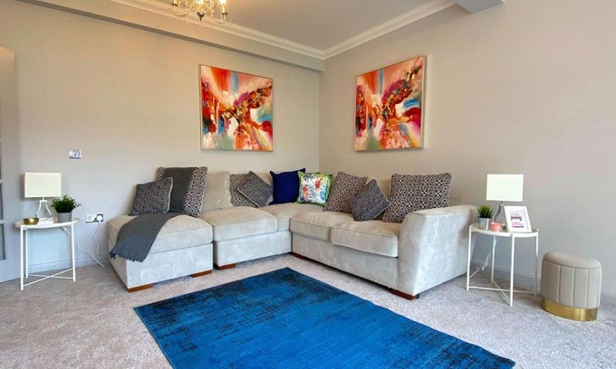 Westbourne House | Beautiful Large 4 bedroom House - 5 Minute Walk to the Best Beach! - Great Location - Garden - Parking - Fast WiFi - Smart TV - Newly decorated - sleeps up to 10! Close to Bournemouth & Poole & Sandbanks