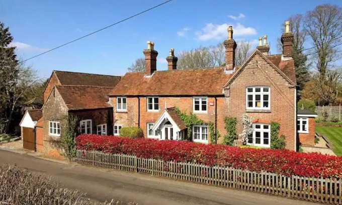 Oakley House | Beautiful Period Country House with Heated Pool