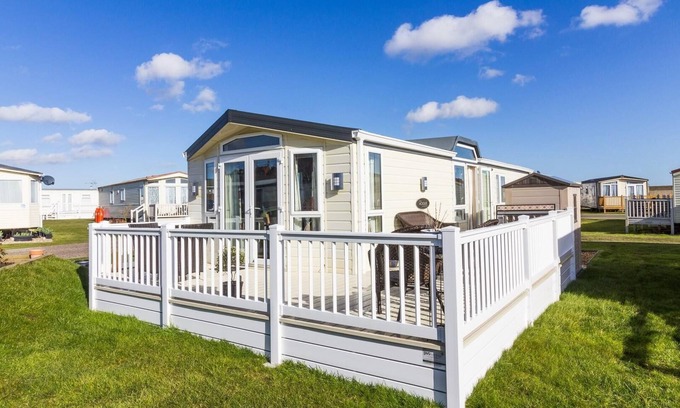 Lowestoft House | Beautiful, pet friendly caravan by the beach in Suffolk ref 40126ND
