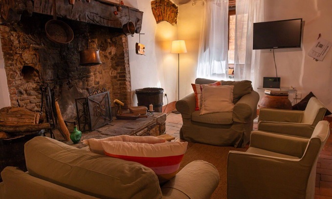 Pergine Valdarno House | Beautiful private villa for 6 guests with WIFI, A/C, TV, patio and pets allowed, close to Arezzo