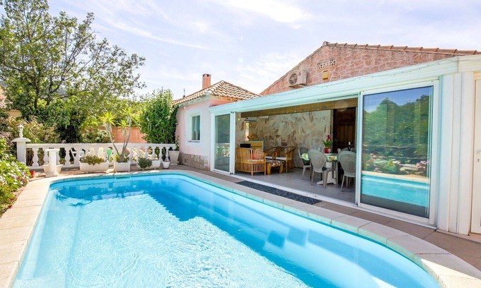 Sollies Pont House | Beautiful private villa for 6 people with A/C, WIFI, private pool, TV, terrace and pets allowed