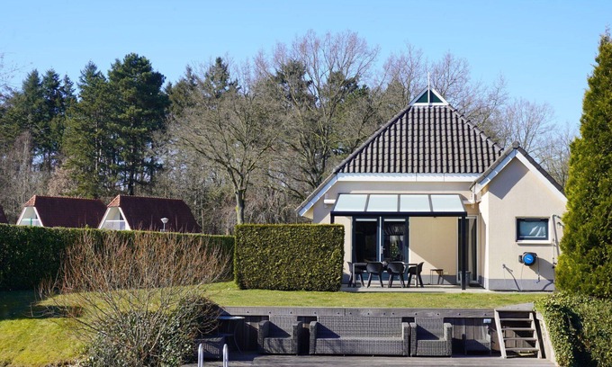 Vlagtwedde House | Beautiful private villa for 6 guests with WIFI, pool, TV, terrace and pets allowed