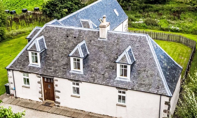 Glen Urquhart House | Beautiful private villa for 10 guests with WIFI, TV, terrace and pets allowed