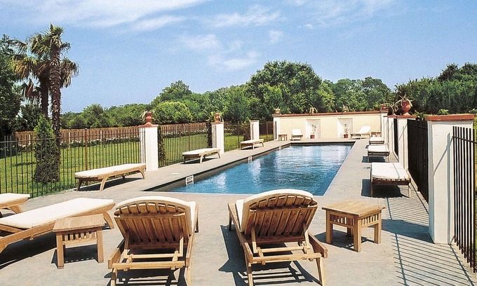 Plage d'Argeles Villa | Beautiful private villa for 16 guests with private pool, WIFI, TV, patio and pets allowed