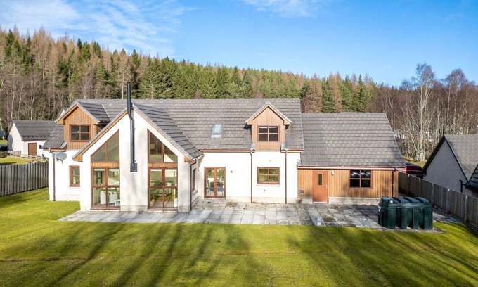 Aviemore Villa | Beautiful private villa for 8 people with WIFI, TV and patio
