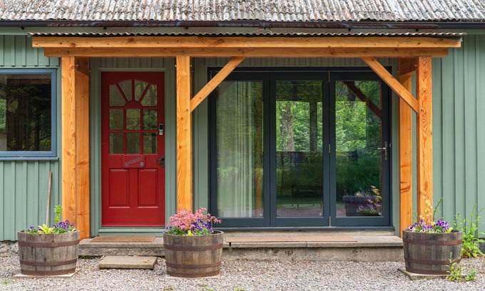 Beauly House | Beautiful private villa for 4 guests with hot tub, WIFI, TV and pets allowed