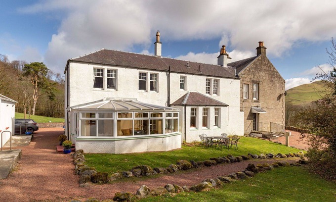 Maybole Villa | Beautiful private villa for 8 guests with TV, patio, pets allowed and panoramic view