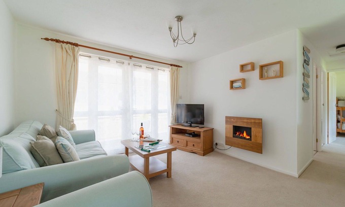 Liskeard House | Beautiful private villa for 8 guests with WIFI, TV and patio