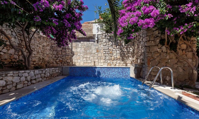 Cove Makarac (Milna) House | Beautiful private villa for 6 guests with private pool, A/C, WIFI, TV and terrace