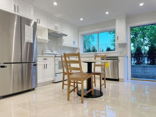 Arbutus Ridge Villa | Beautiful, quiet house for vacation and enjoyment