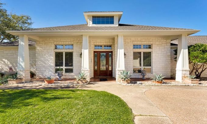 Lago Vista House | Beautiful Ranch Home in the Hill Country near Lake Travis