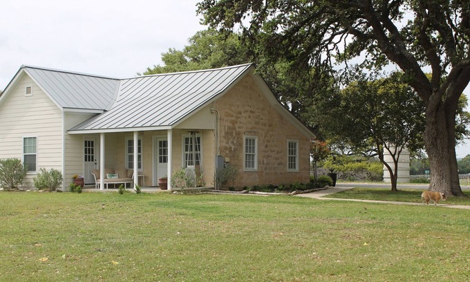 Boerne Cottage | Beautiful Renovated Cottage w/ Shared Pool, Hot Tub & Free Wifi