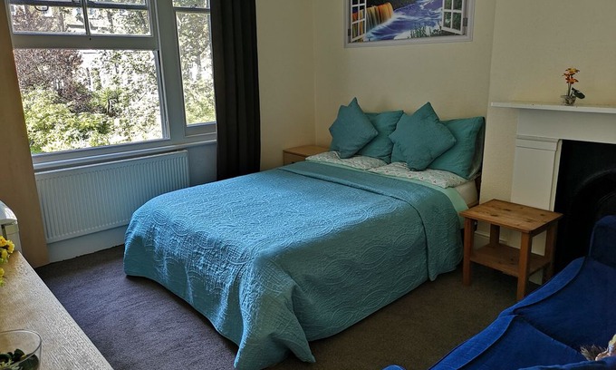 Queen's Park House | Beautiful room with garden view