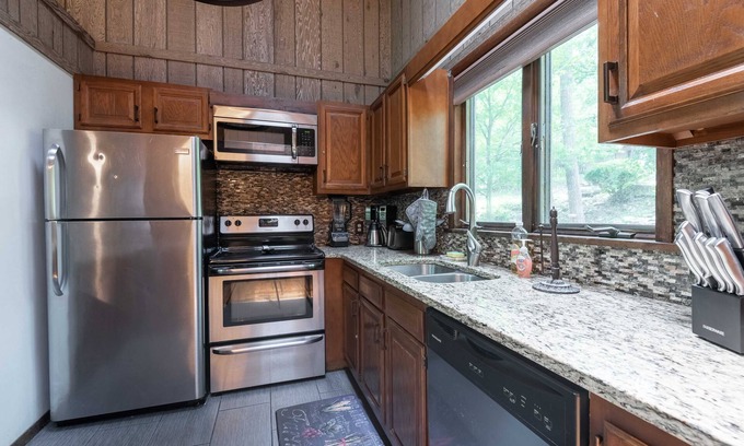 Bushkill Cabin | Beautiful Rustic Cabin! Pool Table, 6 TVs, WiFi, Linens/Towels, A/C,FirePit