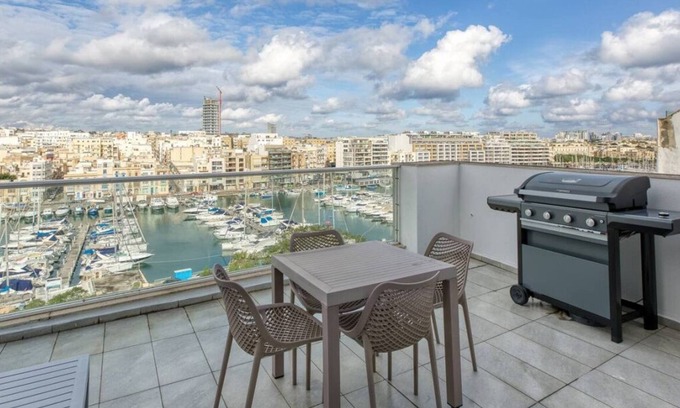 Pieta Apartment | Beautiful seafront home with private balcony & BBQ
