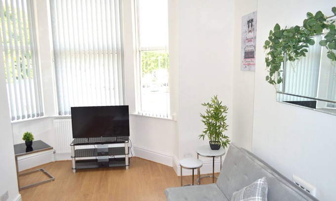 Nottingham Apartment | Beautiful Two-bed Apartment With Driveway Parking