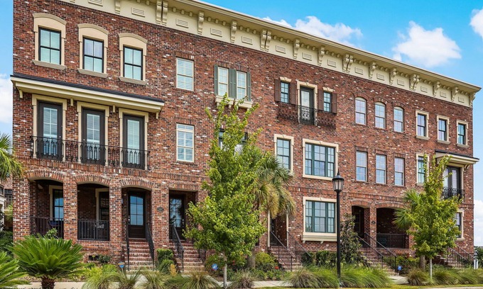 Hitch Village - Fred Wessels Homes House | Beautiful Upper East River Retreat! - Garage Parking Included!
