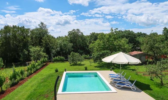 Becici House | Beautiful villa for 6 guests with WIFI, private pool, A/C, TV, terrace and pets allowed
