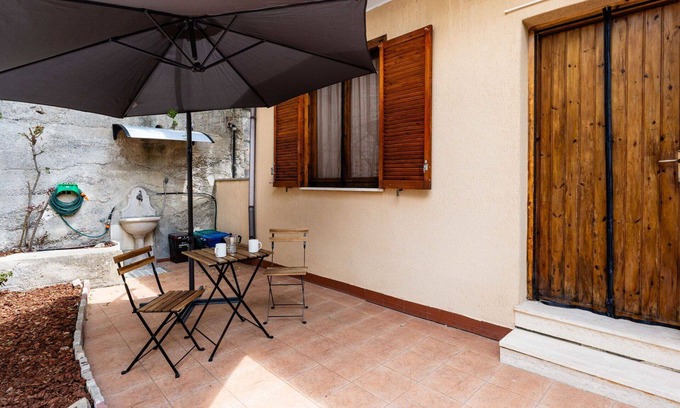 Pompeiana House | Beautiful villa for 3 guests with A/C, WIFI, TV, balcony and pets allowed