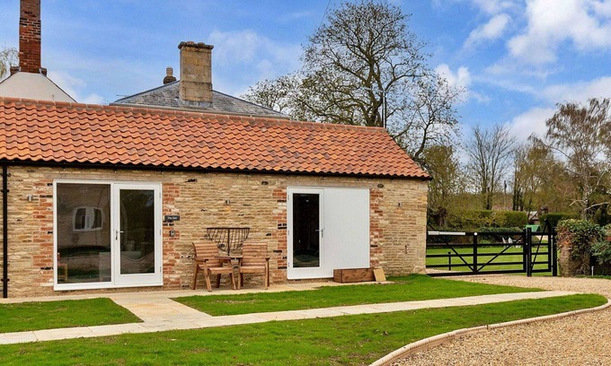 Thurlby House | Beautiful villa for 2 guests with WIFI, terrace and pets allowed