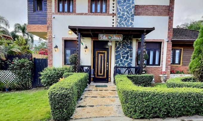 La Joya House | Beautiful villa perfect for a family getaway with POOL AND JACCUZZI