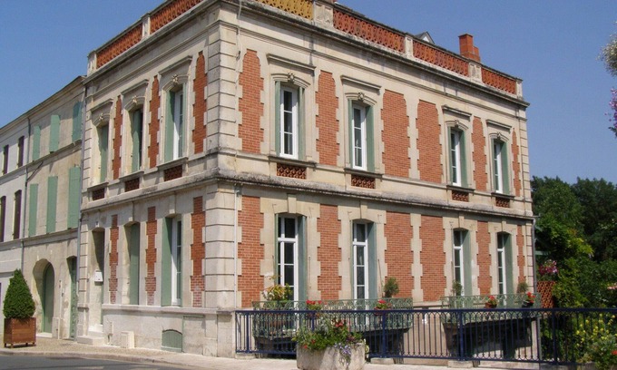 Pons House | Beautiful whole large house to rent in Pons 5 large double bedrooms, 4 bathrooms