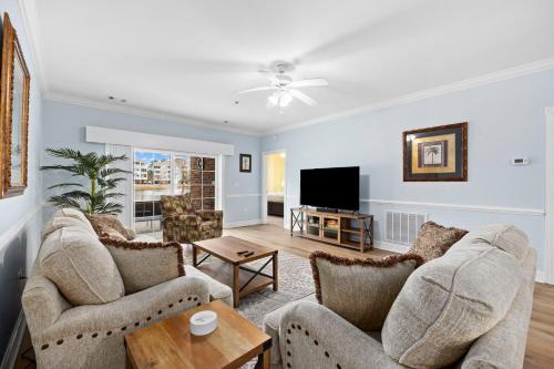 Central Myrtle Beach Apartment | Beautifully Decorated 3 BR,2 Bath Condo, First floor wth Walk in Shower! Located in Golf Community