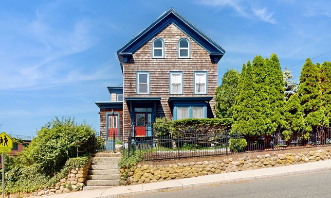 Gloucester House | Beautifully renovated home walk to boulevard, town & train