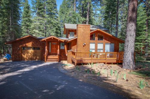 Truckee Ski Chalet | Beaver Pond Northstar Luxury Chalet with Hot Tub