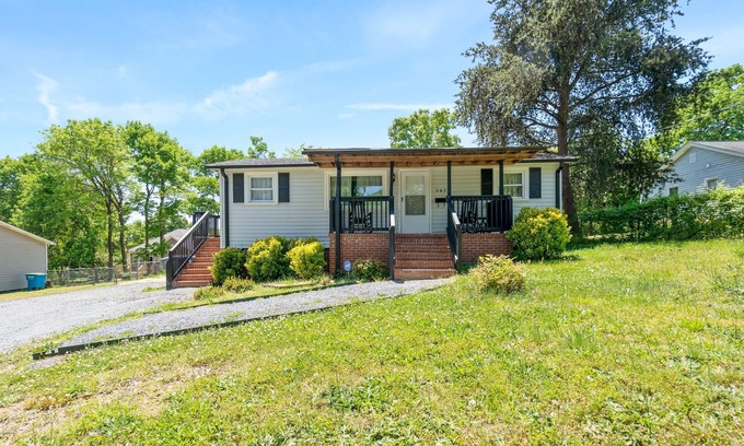 Belmont Historic District House | Bee Happy Home - Sweet Home in the Heart of Belmont