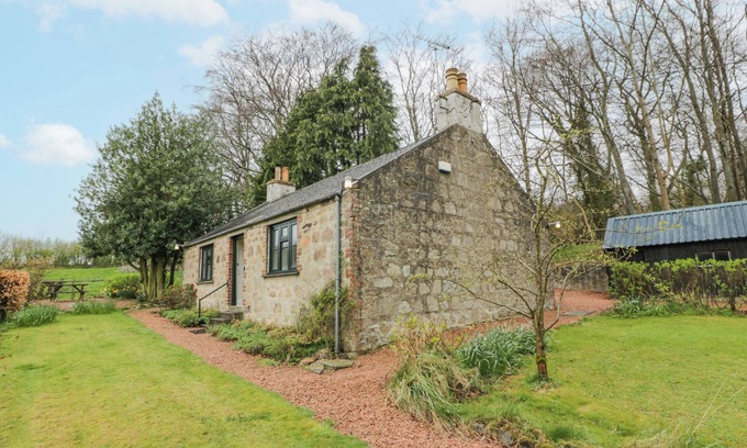 Ellon Cottage | BEECHGROVE COTTAGE - PITMEDDEN GARDENS, family friendly in Pitmedden