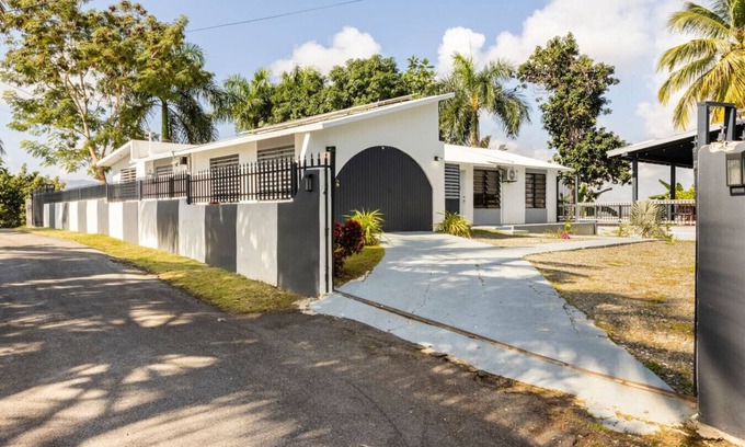 Jimenez Apartment | Bello Monte Retreat House with Pool in El Yunque