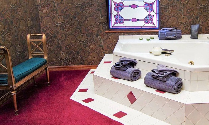 Eureka Springs Historic District Apartment | Benton Suite, Jacuzzi, kitchen, Balcony, Only place with PARKING right downtown.