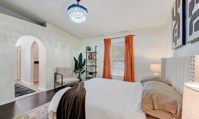 Westside House | BEST on the WEST HomeNr Shopping/Food/DWTN with Games &Private Yard