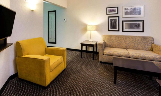 Superstition Springs House | Best Place to Unwind! 3 Beautiful Units, Onsite Pool, Free Breakfast