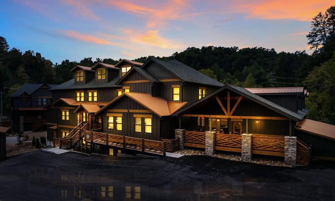 Gatlinburg - Pigeon Forge Cabin | BIG BEAR COVE - 26 BEDROOMS, SLEEPS 100 PEOPLE, LOADED WITH LUXURY!