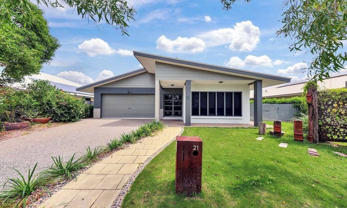 Muirhead House | Big & Breezy House | Mins to Beach, Hospital & Uni by Tropical BNB