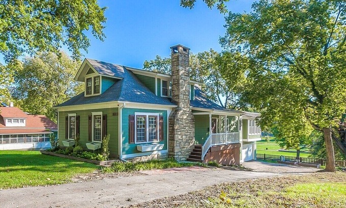 Southmoreland House | Big House - Middle of KC - Garage!