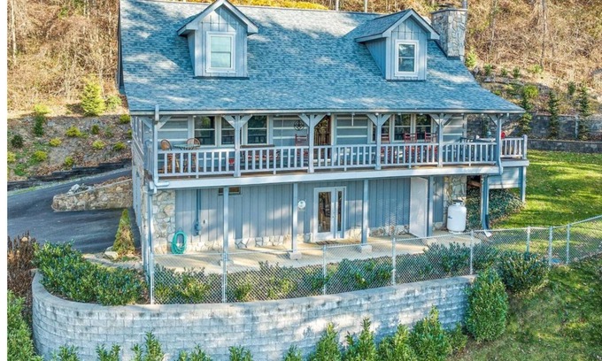 Waynesville Cabin | Big Kahuna Mauka, Beautiful Mountain View 4-BR Cabin in charming Waynesville