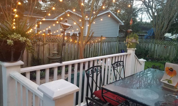 Old Village House | Bike to beach, 10 min to downtown, sleeps 7