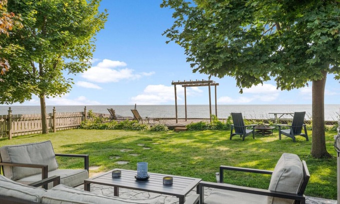 Leamington Apartment | Birds Eye View on Erie w/Hot Tub