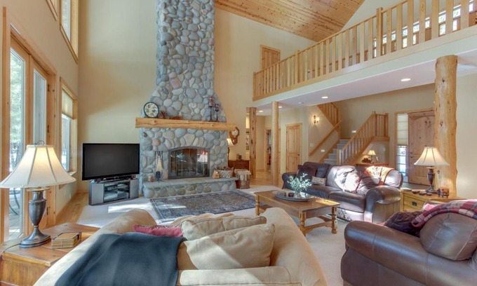 Black Butte Ranch House | Black Butte Manor Bordering Forest