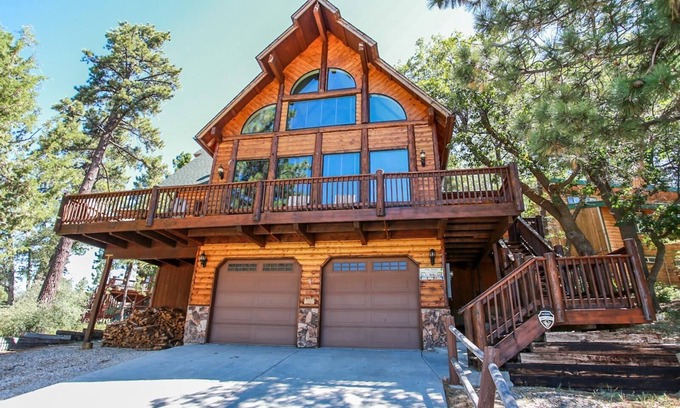 Upper Moonridge Cabin | Black Diamond Chalet Big Bear- Hot Tub- Games- Ski Lift Retreat