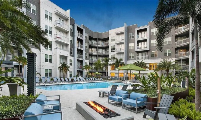 Courier City - Oscawana Apartment | Bleecker 1-110 · Luxury King Suite - Pool - Gym - FREE parking - L
