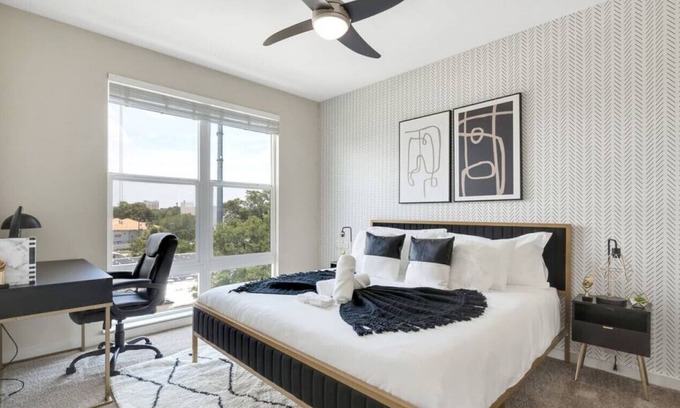 Courier City - Oscawana Apartment | Bleecker 1-431 · Luxury King Suite - Pool - Gym - FREE parking - J