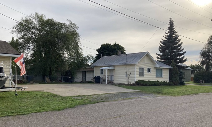 Columbia Falls Cottage | Blocks from downtown and has that country feel. Nestle in Columbia Falls comfort