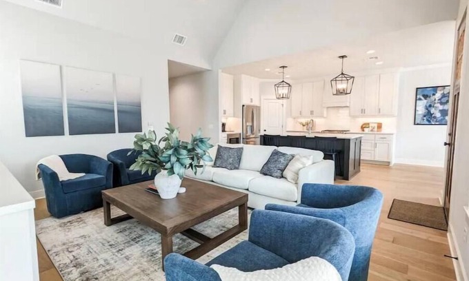 Waco House | Blue Retreat on 5th - 3.5 Bathrooms!