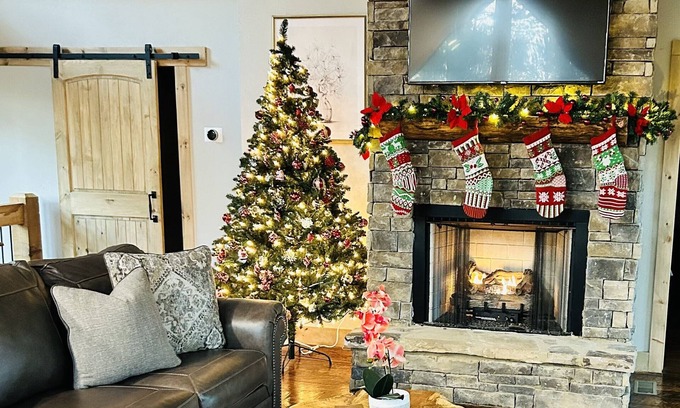 McCaysville Ski Chalet | BLUE RIDGE! Hot Tub! Fire Pit! Air Hockey! FAST Wi-Fi! S'mores!